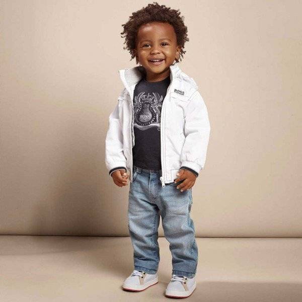 en lille uregelmæssig Mægtig BOSS Baby Boys White Denim Jacket & Blue Jeans
